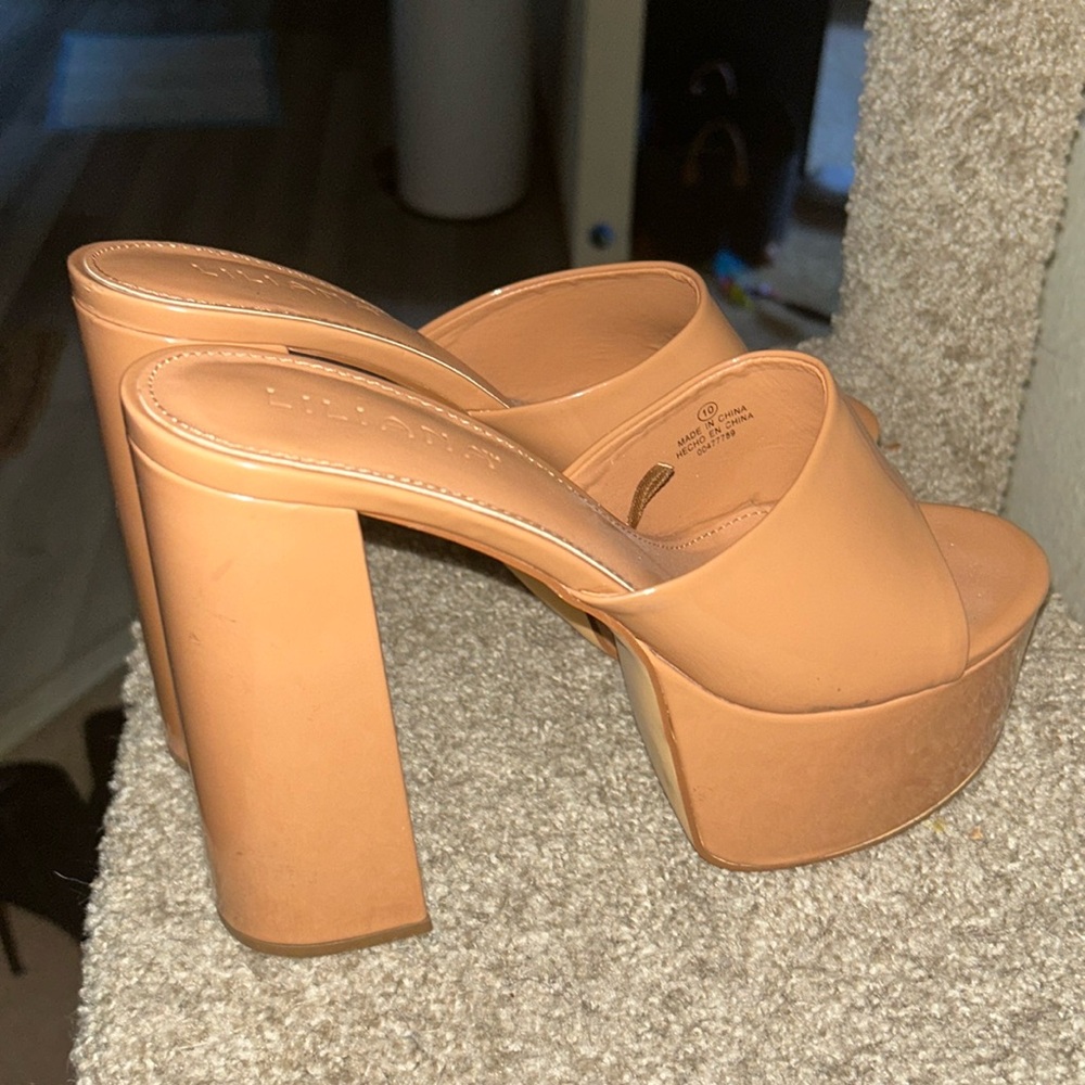 Beautiful size 10 tan pumps